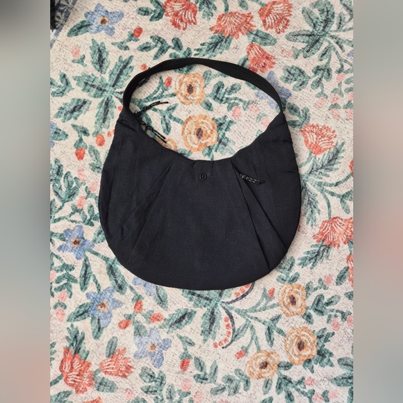 Lululemon Black Pleated Shoulder Bag 10L